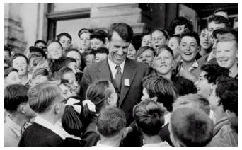 Sir Edmund Hillary with school boys in England